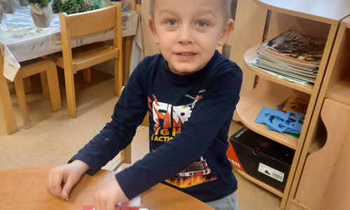 Nácvik práce s lepidlem a vatou.