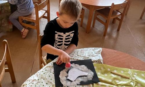 Obtisky jen kolem šablony.